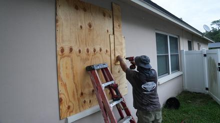 Ein Anwohner verbarrikadiert seine Fenster in Palm Harbor: Für Mitte der Woche ist der Hurrikan „Milton“ angekündigt.