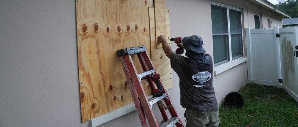 Ein Anwohner verbarrikadiert seine Fenster in Palm Harbor: Für Mitte der Woche ist der Hurrikan „Milton“ angekündigt.