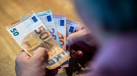 Die Rente reicht vielen nicht aus. Rentner arbeiten häufig weiter. 