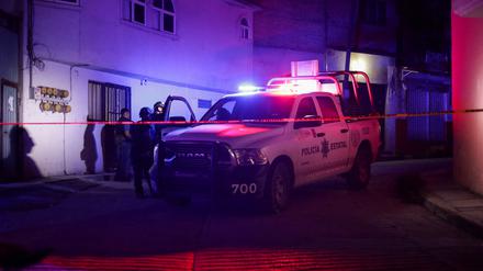 Mexikanische Sicherheitskräfte stehen am Tatort, an dem Alejandro Arcos, Bürgermeister von Chilpancingo, getötet wurde.