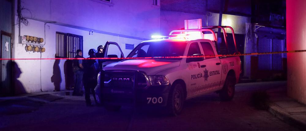 Mexikanische Sicherheitskräfte stehen am Tatort, an dem Alejandro Arcos, Bürgermeister von Chilpancingo, getötet wurde.