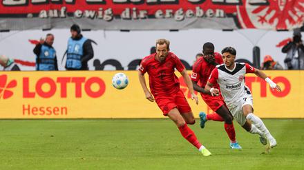 Bayerns Stürmer Harry Kane (l.) und Eintracht Frankfurt’s Spieler Omar Marmoush  beim Kampf um den Ball.