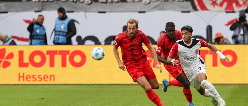 Bayerns Stürmer Harry Kane (l.) und Eintracht Frankfurt’s Spieler Omar Marmoush  beim Kampf um den Ball.