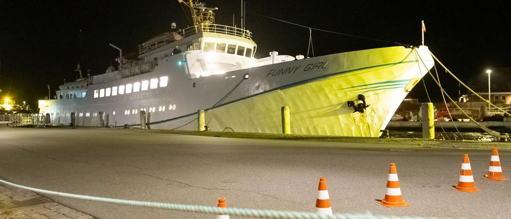 Die „Funny Girl“ liegt im Hafen von Büsum.