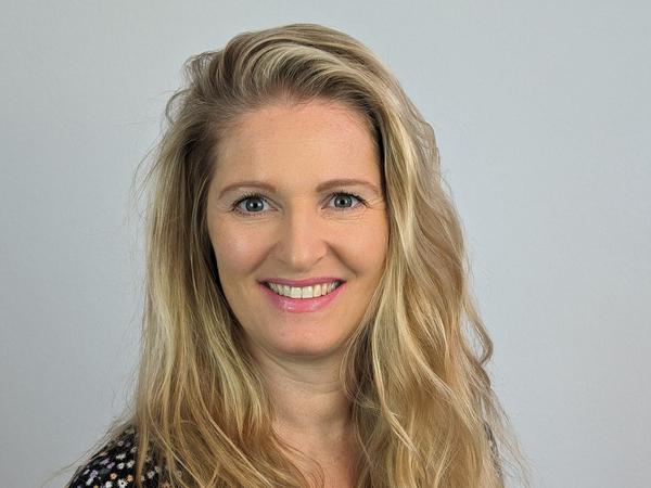 Suratda uning koylagi ostidan mushuk tasvirlangan. shunchaki qiz tfluv