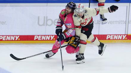 Obwohl die Personallage arg angespannt ist, geben die Eisbären um Zach Boychuk (l.) nicht klein bei.