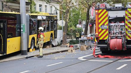 Einsatzkräfte stehen an der Unfallstelle in der Bautzener Straße, nachdem ein Bus gegen einen Kleintransporter geprallt ist.