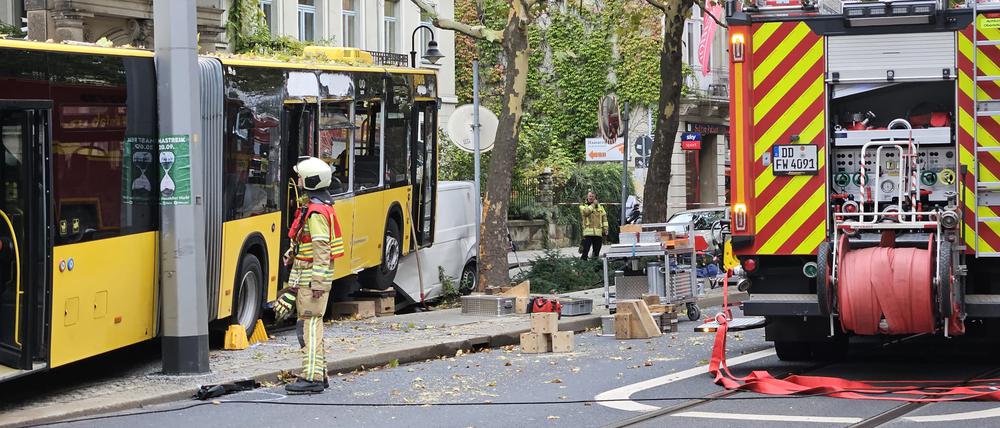 Einsatzkräfte stehen an der Unfallstelle in der Bautzener Straße, nachdem ein Bus gegen einen Kleintransporter geprallt ist.