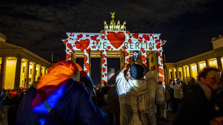 Rote Herzen erleuchten das Brandenburger Tor.