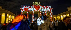Rote Herzen erleuchten das Brandenburger Tor.