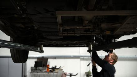 Wegen Ersatzteilpreise beim Auto könnten sich auch die Versicherungsprämien von Autohaltern erhöhen (Archivfoto). 