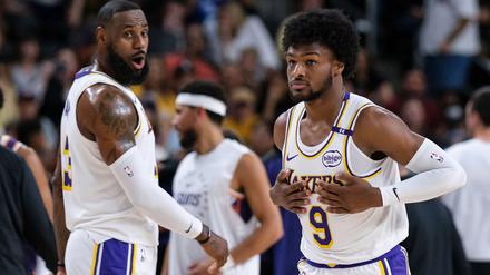 Erstmals gemeinsam im Einsatz für die Los Angeles Lakers: LeBron James (l) und sein Sohn Bronny.