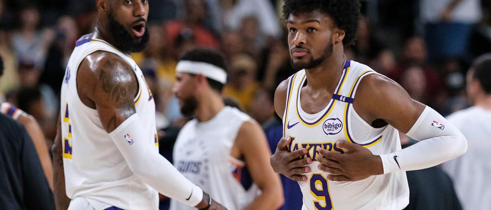Erstmals gemeinsam im Einsatz für die Los Angeles Lakers: LeBron James (l) und sein Sohn Bronny.