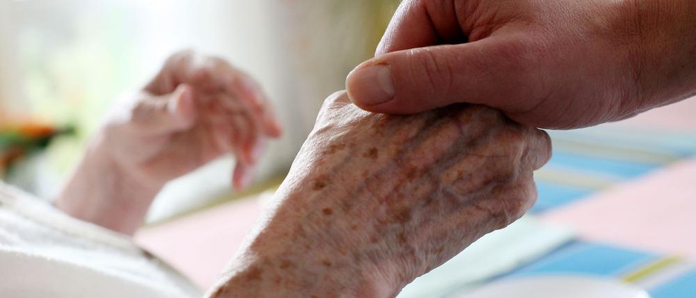 Der Pflegeversicherung fehlt Geld - dennoch ist sie laut Gesundheitsministerium nicht von Pleite bedroht.