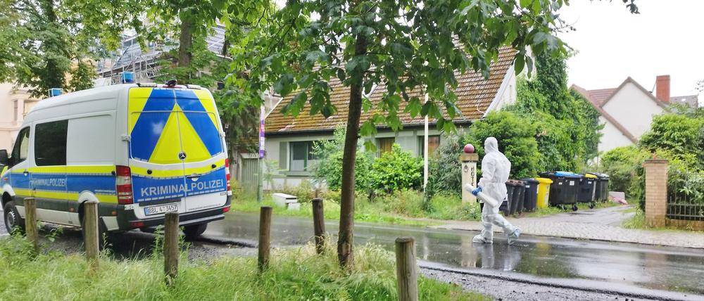 Die Polizei bittet um Hinweise zu den Aufenthaltsorten der verdächtigen Person. (Archivbild)