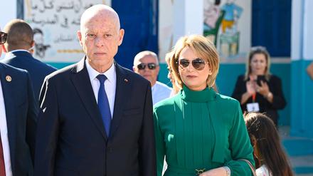 Präsident Kais Saied mit seiner Ehefrau Ichraf Chebil vor dem Wahllokal.