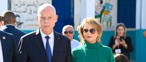 Präsident Kais Saied mit seiner Ehefrau Ichraf Chebil vor dem Wahllokal.