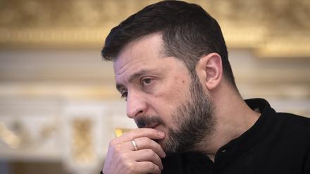 Der ukrainische Präsident Wolodymyr Selenskyj trifft sich mit der Präsidentin der Associated Press, Veerasingham. 