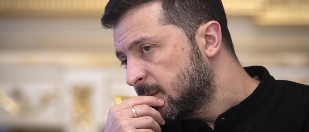 Der ukrainische Präsident Wolodymyr Selenskyj trifft sich mit der Präsidentin der Associated Press, Veerasingham.