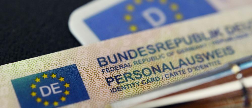 Immer mehr Bundesbürger verfügen über einen elektronischen Personalausweis mit dazugehöriger PIN. (Symbolbild)