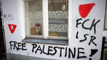 An zahlreichen Häusern in der Emser Straße in Neukölln, unter anderem an der Begegnungsgaststätte Bajszel, sind rote Dreiecke, ein Zeichen der Hamas, und andere antisemitische und propalästinensische Parolen gesprüht.