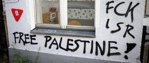 An zahlreichen Häusern in der Emser Straße in Neukölln, unter anderem an der Begegnungsgaststätte Bajszel, sind rote Dreiecke, ein Zeichen der Hamas, und andere antisemitische und propalästinensische Parolen gesprüht.
