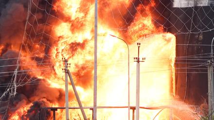 Ein Drohnenangriff setzt ein Tanklager in Feodosia auf der Krim in Brand.