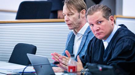 Verteidiger Friedrich Fülscher (rechts) forderte einen Freispruch für seinen Mandanten. (Archivbild)