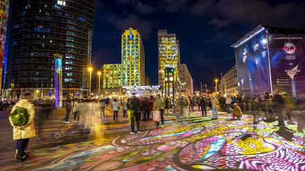 Lichtershow im herbstlichen Berlin, das zieht jedes Jahr drei Millionen Besucher an.