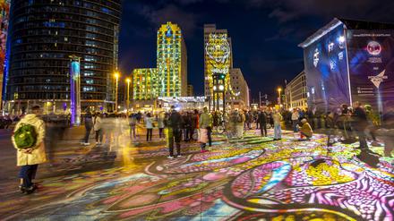 Lichtershow im herbstlichen Berlin, das zieht jedes Jahr drei Millionen Besucher an.