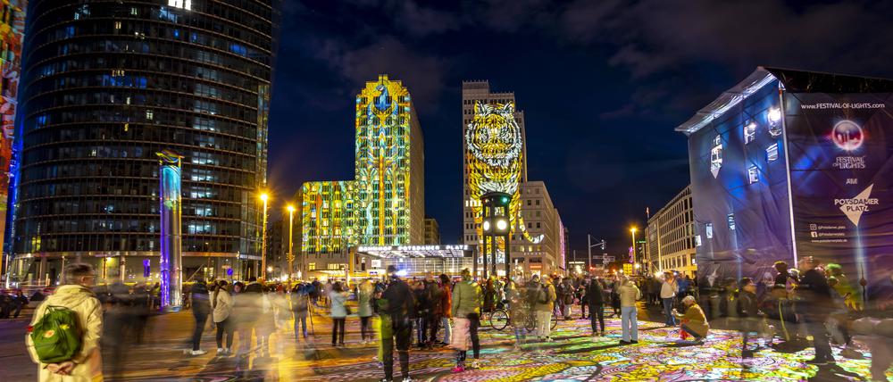 Lichtershow im herbstlichen Berlin, das zieht jedes Jahr drei Millionen Besucher an.