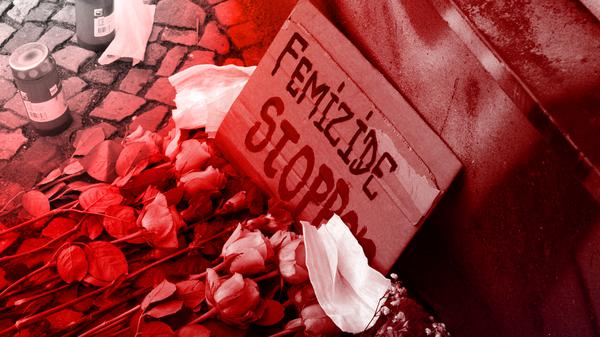 Blumen wurden für ein Opfer eines Femizids niedergelegt.