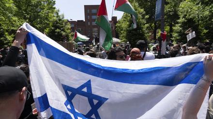 Bei einer pro-palästinensischen Demonstration demonstrieren Studenten vor der George Washington University für Israel. 