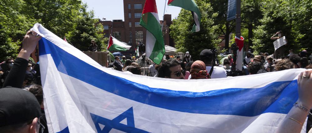 Bei einer pro-palästinensischen Demonstration demonstrieren Studenten vor der George Washington University für Israel.