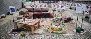 Auf dem Bebelplatz ist der ·Platz der Hamas-Geiseln· aufgebaut