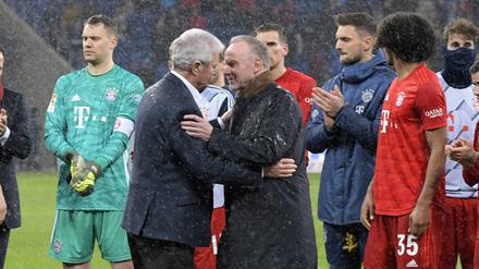 Als seinerzeit Hoffenheims Mäzen Dietmar Hopp von den Fans geschmäht wurde, war die Betroffenheit auch bei Bayern Karl-Heinz Rummenigge groß. Spontan war das Ganze aber offenbar nicht, denn die beiden Macher hatten wohl schon vorab von den Plakaten gewusst.