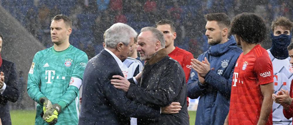 Als seinerzeit Hoffenheims Mäzen Dietmar Hopp von den Fans geschmäht wurde, war die Betroffenheit auch bei Bayern Karl-Heinz Rummenigge groß. Spontan war das Ganze aber offenbar nicht, denn die beiden Macher hatten wohl schon vorab von den Plakaten gewusst.