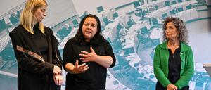 Katharina König-Preuss (Die Linke, Mitte) bei der Übergabe des Abschlussberichts des Mafia-Untersuchungsausschusses des Thüringer Landtags.
