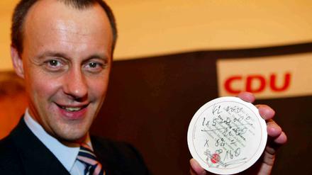 Friedrich Merz präsentiert im Februar 2004 einen Bierdeckel mit einer Steuerberechnung.
