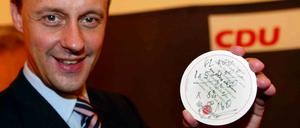 Friedrich Merz präsentiert im Februar 2004 einen Bierdeckel mit einer Steuerberechnung.