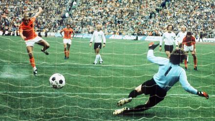 Es reichte am Ende nicht. Johan Neeskens hat Sepp Maier überwunden.