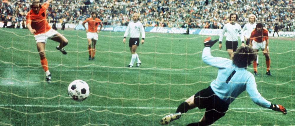 Es reichte am Ende nicht. Johan Neeskens hat Sepp Maier überwunden.
