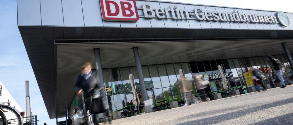 Am Bahnhof Gesundbrunnen und anderen Berliner Bahnhöfen gilt ab sofort ein befristetes Verbot zum Mitführen gefährlicher Gegenstände wie Messer. (Archivbild)