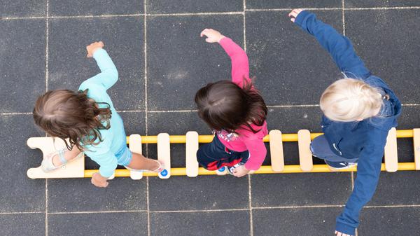 Schön langsam, bitte. Kinder lernen früh zu balancieren.