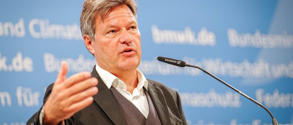 Robert Habeck (Bündnis 90/Die Grünen), Bundesminister für Wirtschaft und Klimaschutz, gibt eine Pressekonferenz nach dem wirtschaftspolitischen Diskussionspanel zu Autonomes Fahren und Künstliche Intelligenz in seinem Ministerium. 