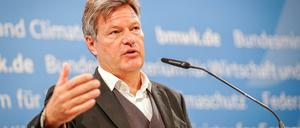 Robert Habeck (Bündnis 90/Die Grünen), Bundesminister für Wirtschaft und Klimaschutz, gibt eine Pressekonferenz nach dem wirtschaftspolitischen Diskussionspanel zu Autonomes Fahren und Künstliche Intelligenz in seinem Ministerium. 