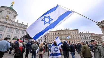 Rund 300 Menschen demonstrierten auf dem Alten Markt für Solidarität mit Israel.