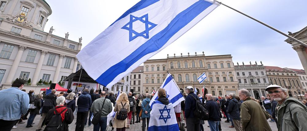 Rund 300 Menschen demonstrierten auf dem Alten Markt für Solidarität mit Israel.