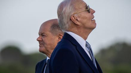 Andere Sicht auf die Dinge. Hier beobachtet US-Präsident Joe Biden (r) neben Bundeskanzler Olaf Scholz (SPD), Fallschirmspringer beim Gipfeltreffen der G7-Staaten in Italien. 