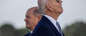 Andere Sicht auf die Dinge. Hier beobachtet US-Präsident Joe Biden (r) neben Bundeskanzler Olaf Scholz (SPD), Fallschirmspringer beim Gipfeltreffen der G7-Staaten in Italien. 